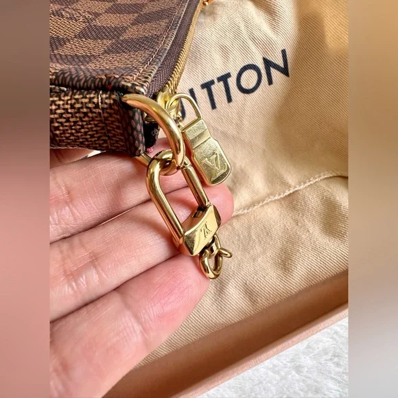 ᴺᵉʷ ✨LOUIS VUITTON Damier Ebene Mini Pochette - Picture 5 of 9